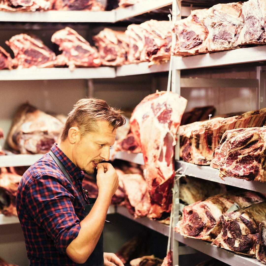 Hendrik Dierendonck proeft van het gerijpt vlees.