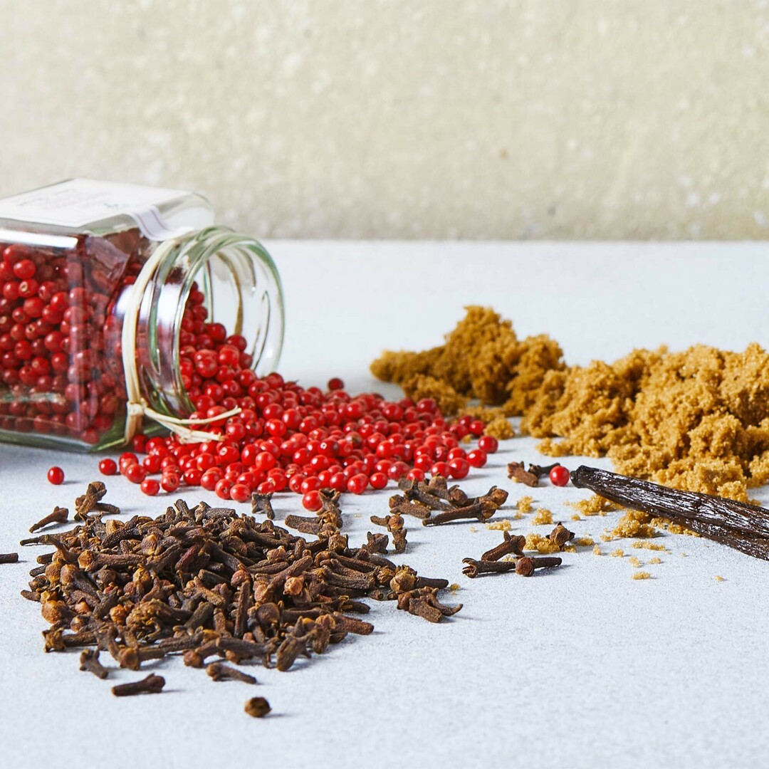 Rode peperbollen, kruidnagel en suiker van partner Ilanga nature, verkrijgbaar bij CRU.