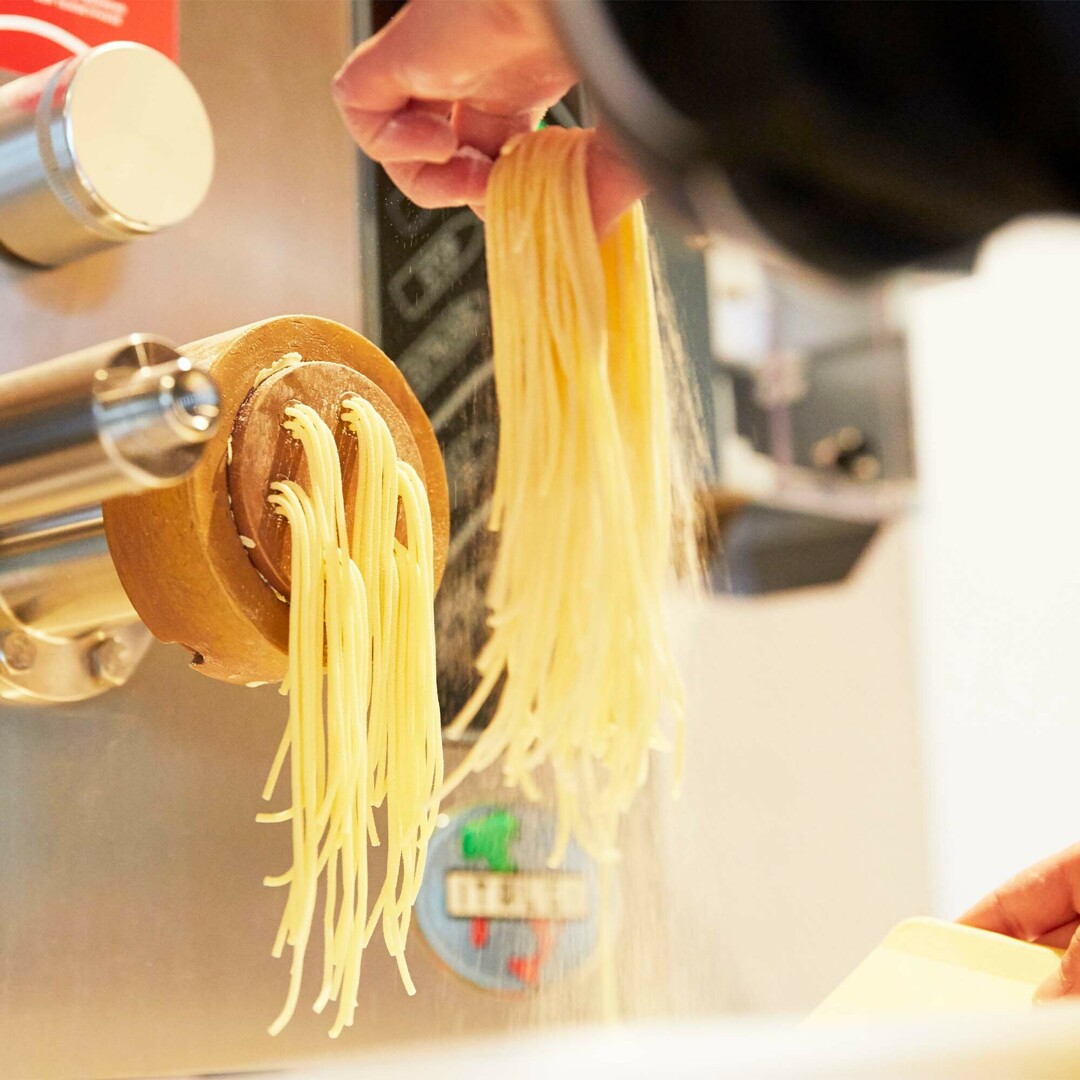 Bereiding van verse spaghetti bij partner Pastati.