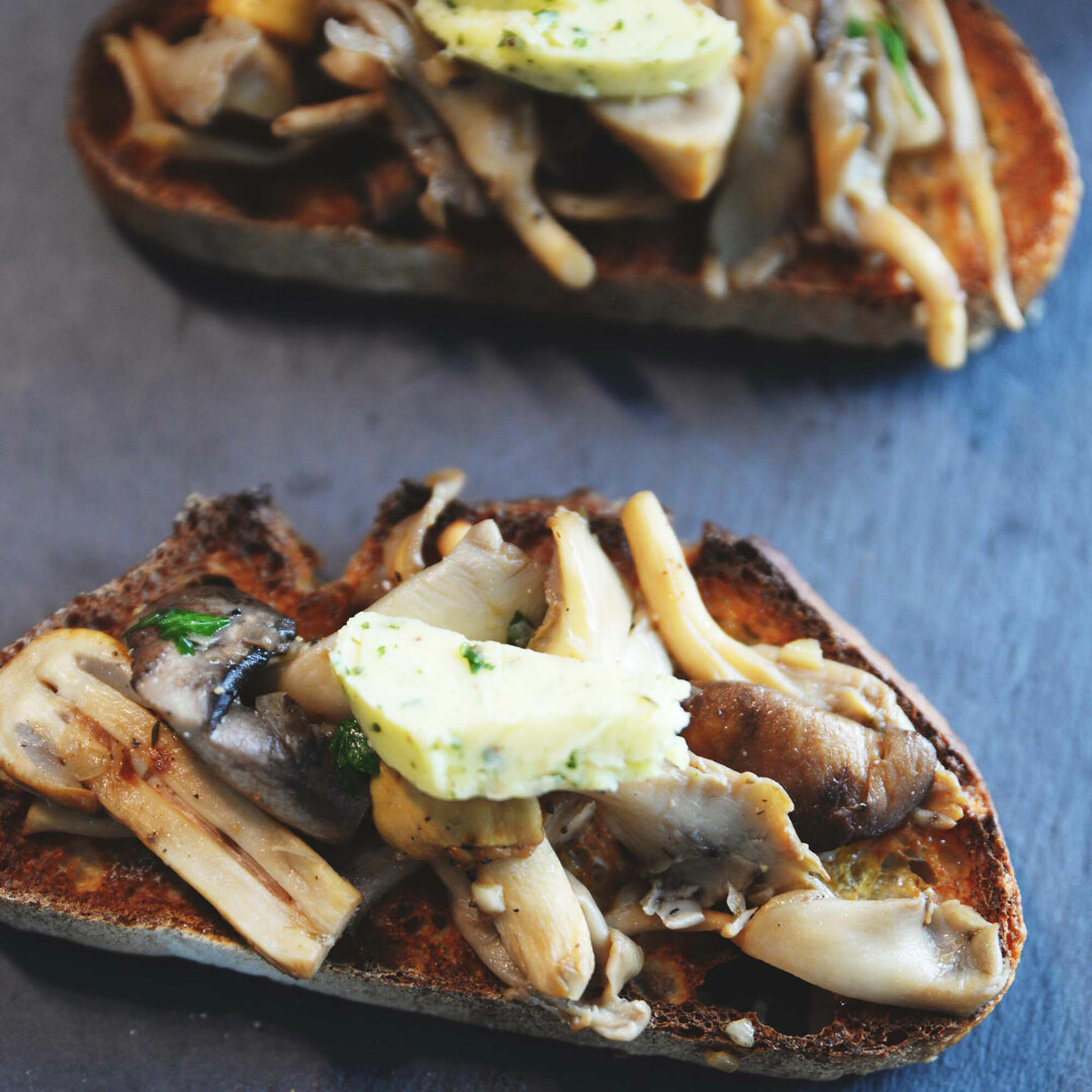 Toast aux champignons avec beurre aux herbes et persil