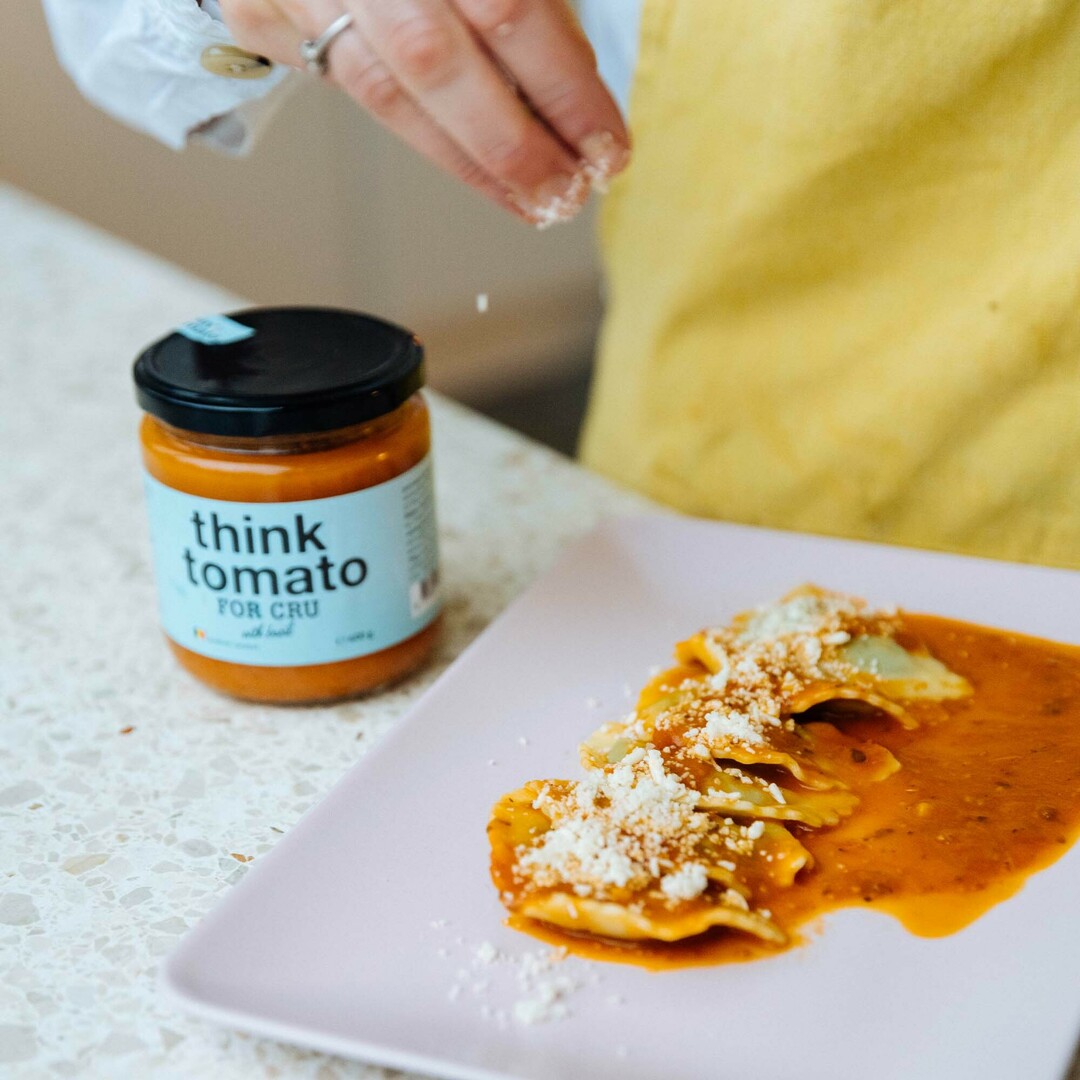 Verse ravioli's van Pastati met Think tomato saus, verkrijgbaar bij CRU.