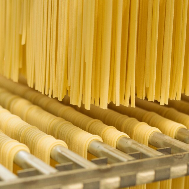 Gedroogde spaghetti van Paolo Petrilli, verkrijgbaar bij versmarkt CRU.