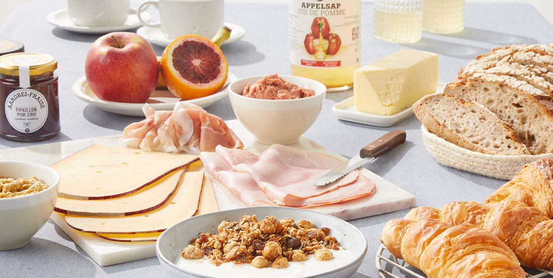 Ontbijtpakket om lang te genieten met croissants, charcuterie, granola, yoghurt, chocopasta, confituur, appelsap en vers fruit