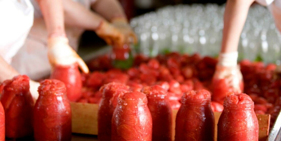 Zongerijpte tomaten in bokaal van Paolo Petrilli.