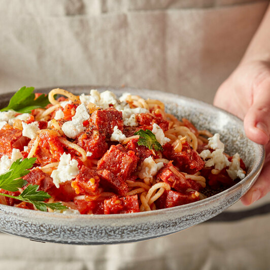 Spaghetti met chorizo, geitenkaas en tomaten
