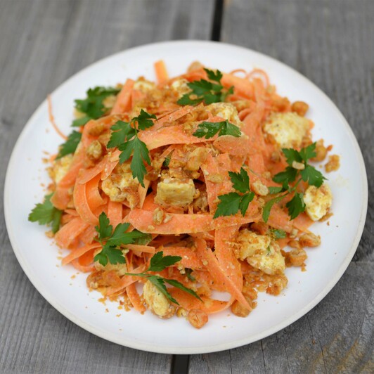 Wortelsalade met geroosterde kikkererwten en geitenkaas