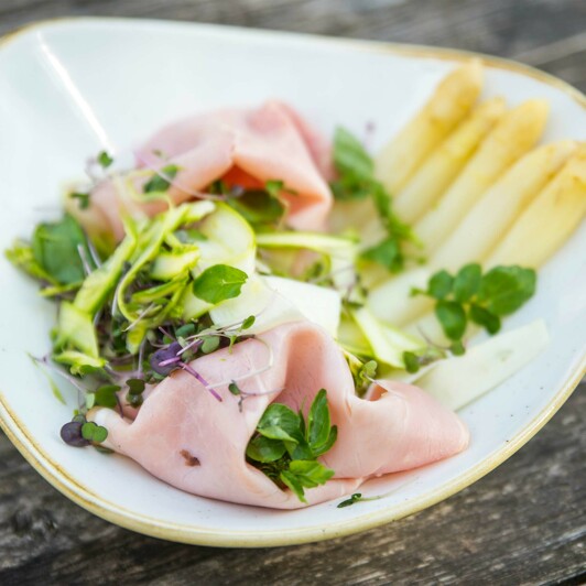 Salade met asperges en ovengebakken ham