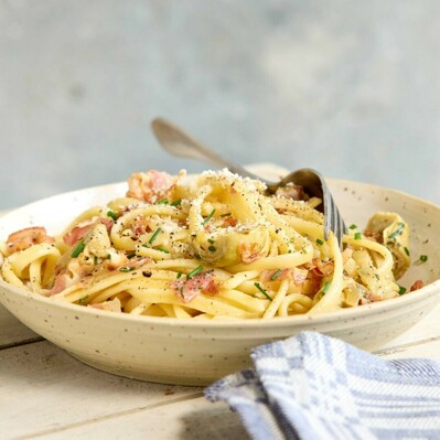 Linguine met pancetta en artisjok