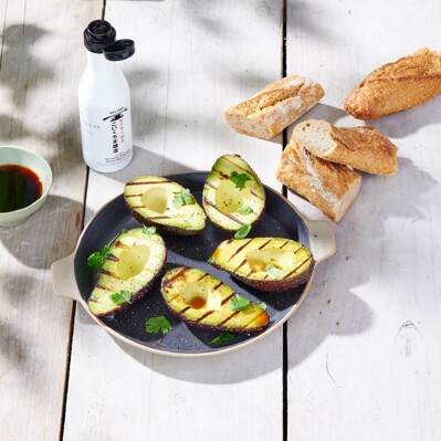 Avocado met lak  van sojasaus